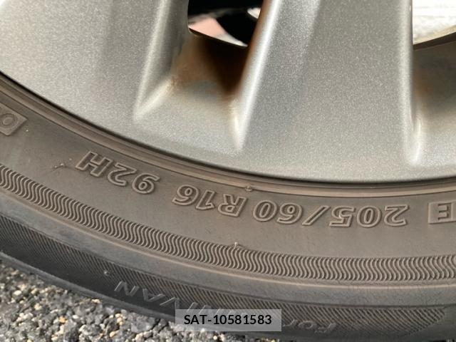 Toyota VOXY 2013-02 8832411-3