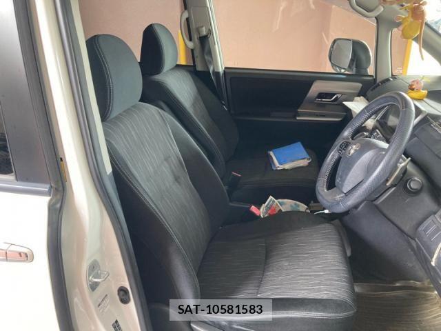 Toyota VOXY 2013-02 8832411-4