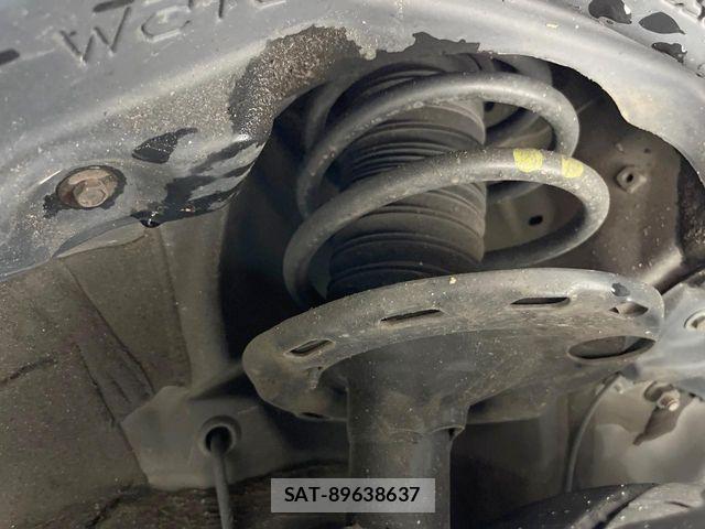 Toyota VOXY 2017-01 8832406-19