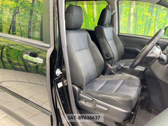 Toyota VOXY 2017-01 8832406-7