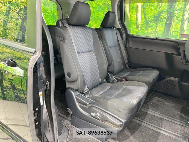 Toyota VOXY 2017-01 8832406-8