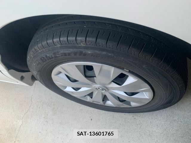 Toyota VOXY 2014-10 8832410-11