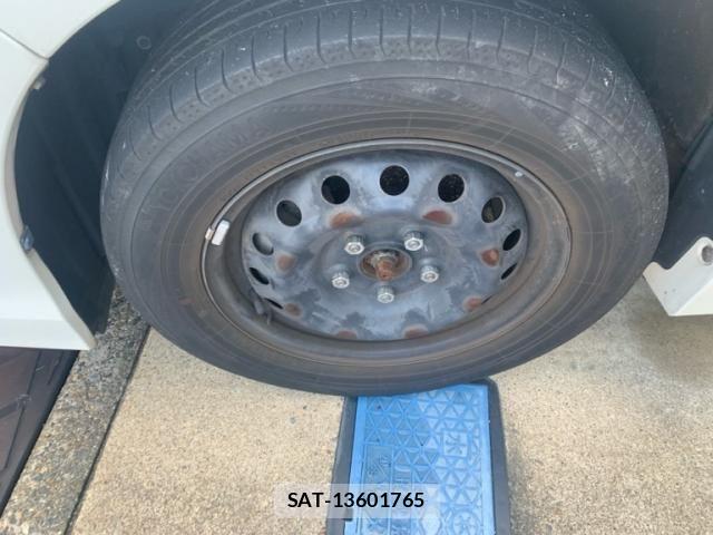 Toyota VOXY 2014-10 8832410-12