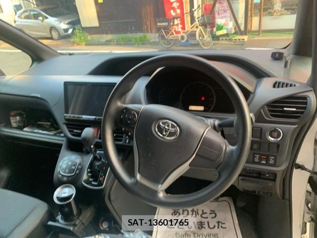 Toyota VOXY 2014-10 8832410-14