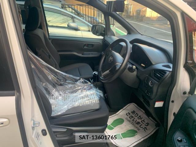 Toyota VOXY 2014-10 8832410-15