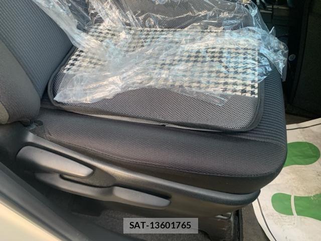 Toyota VOXY 2014-10 8832410-16