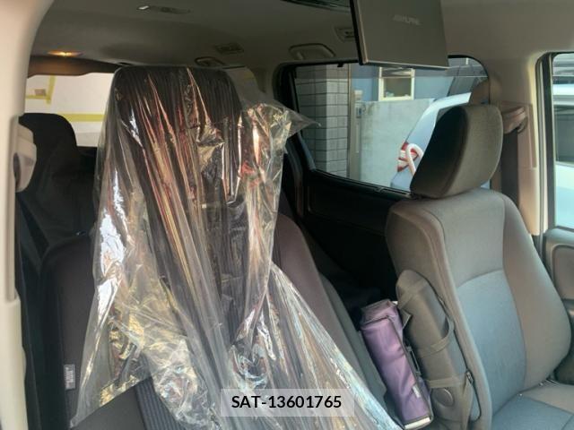 Toyota VOXY 2014-10 8832410-17