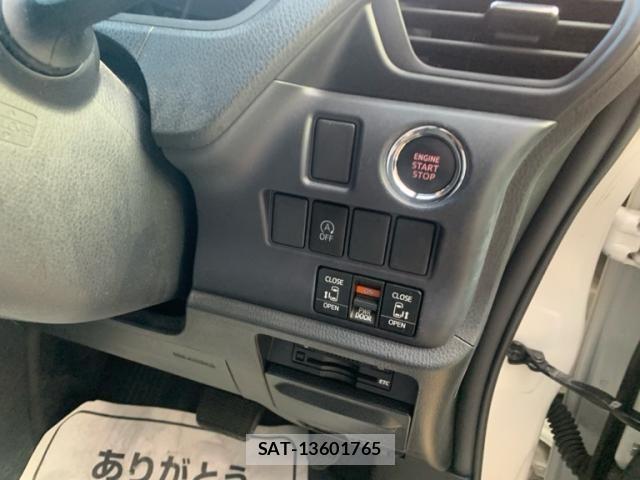 Toyota VOXY 2014-10 8832410-21