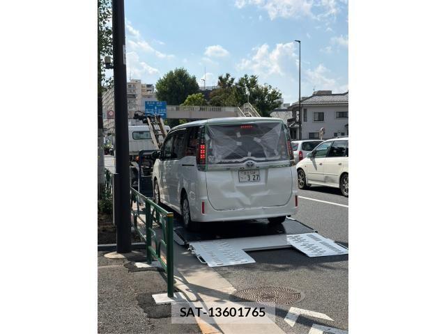 Toyota VOXY 2014-10 8832410-27