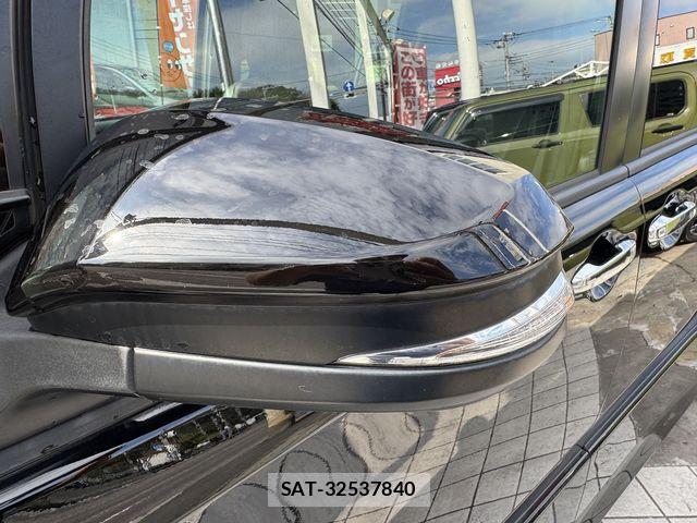 Toyota VOXY 2018-06 8832399-11