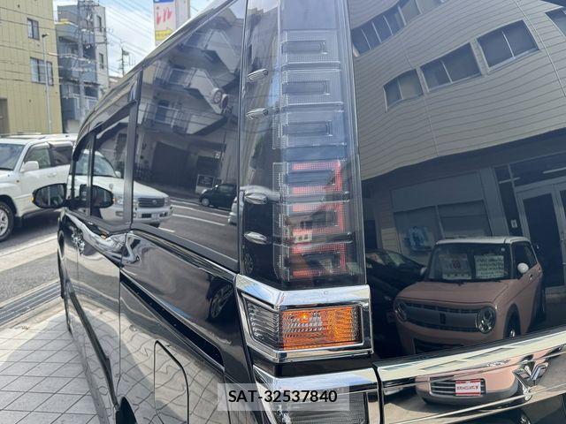 Toyota VOXY 2018-06 8832399-12