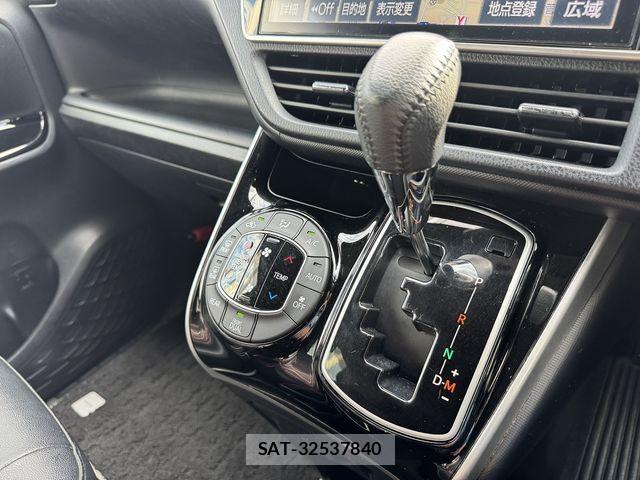 Toyota VOXY 2018-06 8832399-14