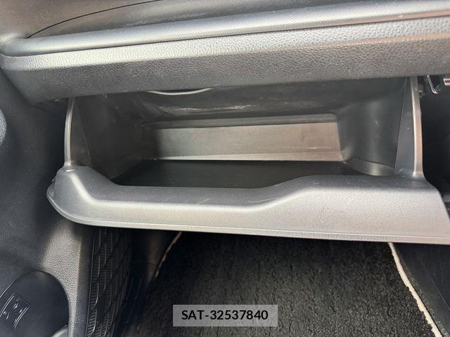 Toyota VOXY 2018-06 8832399-15