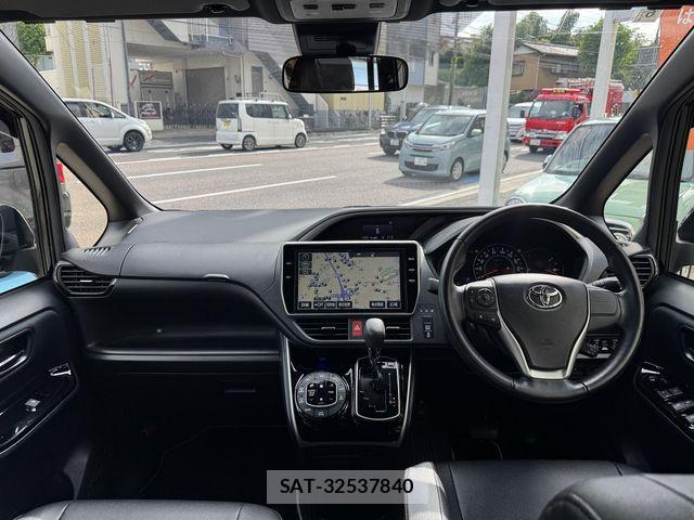 Toyota VOXY 2018-06 8832399-1
