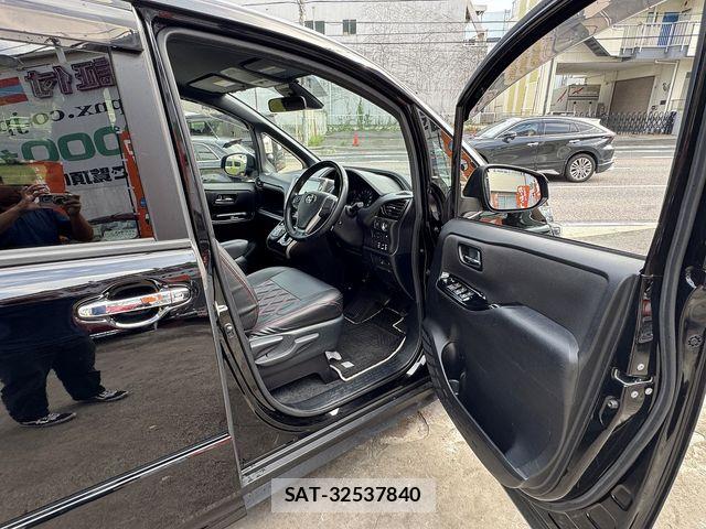 Toyota VOXY 2018-06 8832399-20