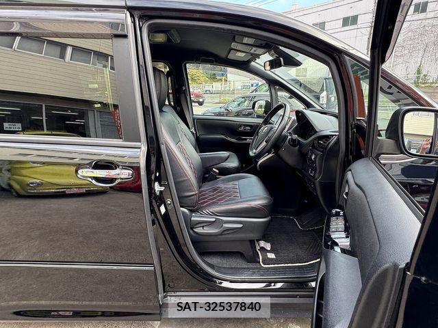 Toyota VOXY 2018-06 8832399-21