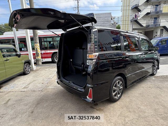 Toyota VOXY 2018-06 8832399-23