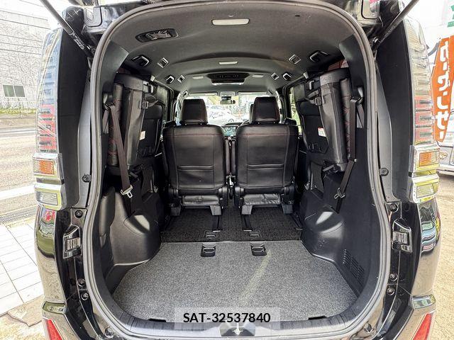 Toyota VOXY 2018-06 8832399-25