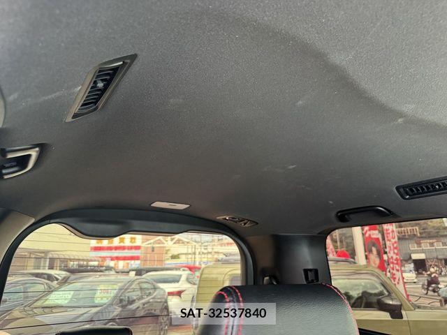Toyota VOXY 2018-06 8832399-26