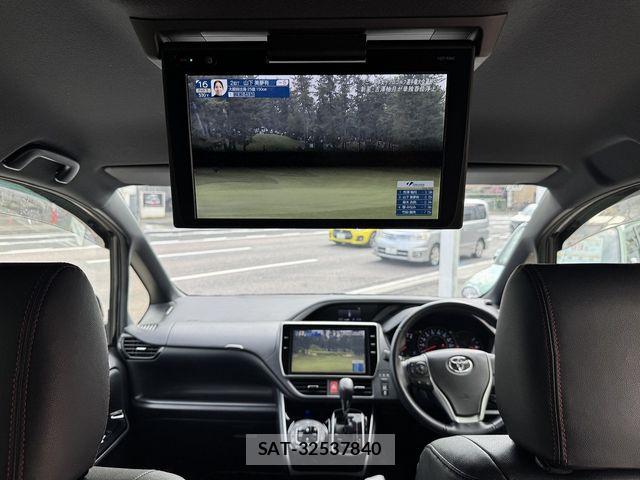 Toyota VOXY 2018-06 8832399-28
