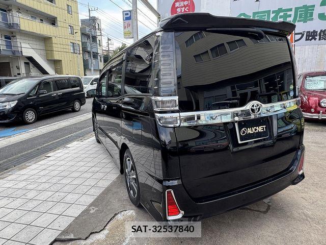 Toyota VOXY 2018-06 8832399-2