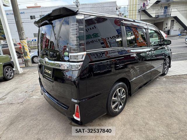 Toyota VOXY 2018-06 8832399-6
