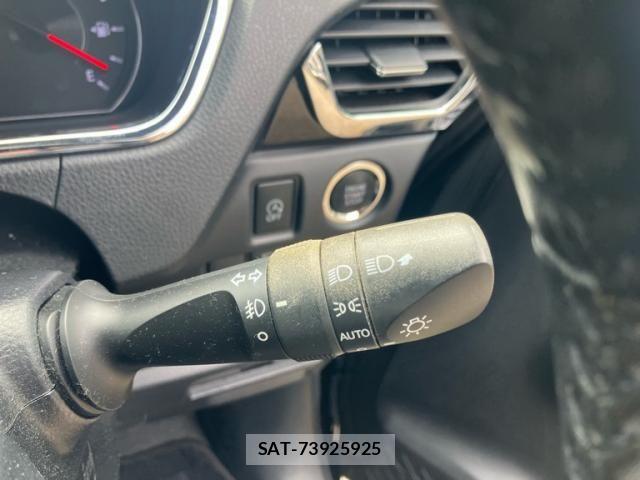 Toyota VOXY 2018-05 8832400-11