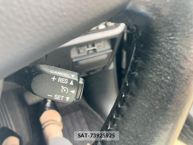 Toyota VOXY 2018-05 8832400-13