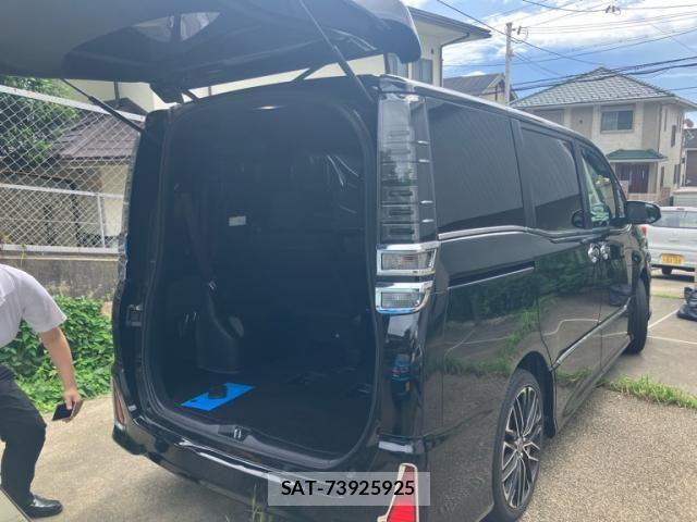 Toyota VOXY 2018-05 8832400-1