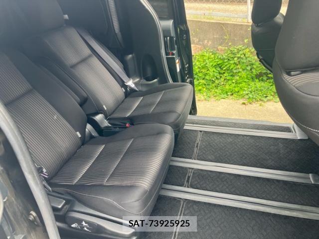 Toyota VOXY 2018-05 8832400-22