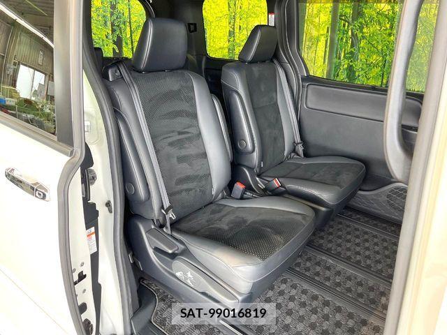Toyota VOXY 2021-12 8832388-8