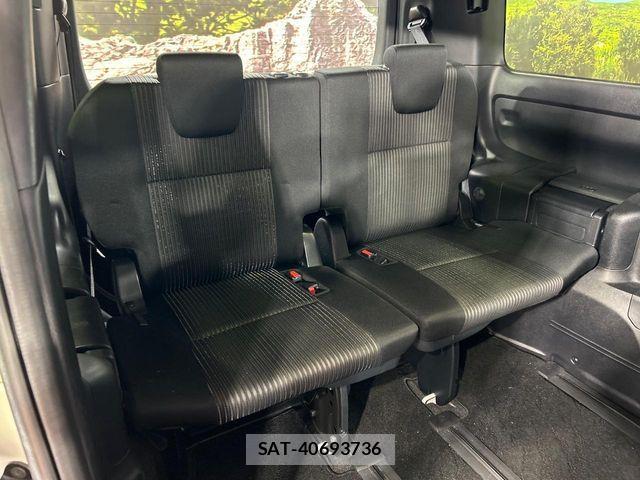 Toyota VOXY 2018-03 8851032-9