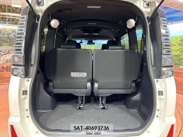 Toyota VOXY 2018-03 8851032-10