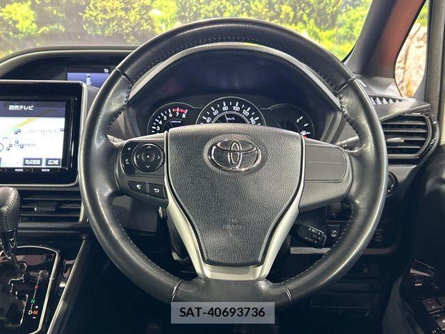 Toyota VOXY 2018-03 8851032-11