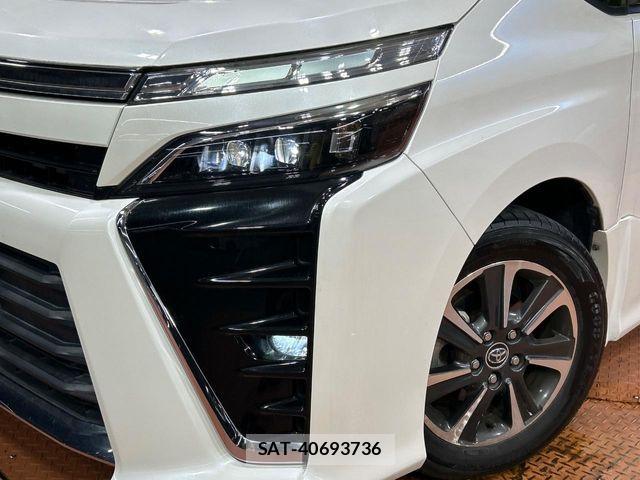 Toyota VOXY 2018-03 8851032-12