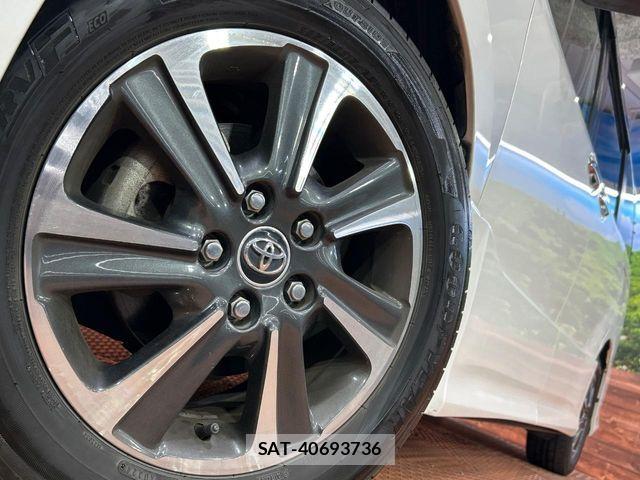 Toyota VOXY 2018-03 8851032-13