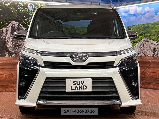 Toyota VOXY 2018-03 8851032-14