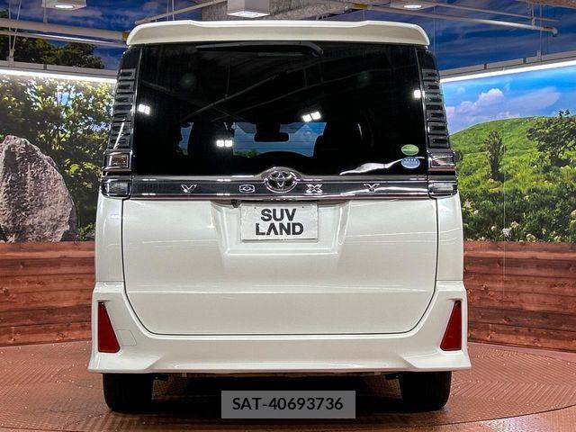 Toyota VOXY 2018-03 8851032-15