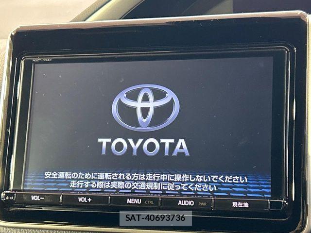 Toyota VOXY 2018-03 8851032-3