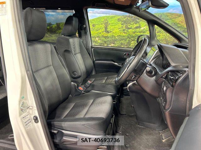 Toyota VOXY 2018-03 8851032-7