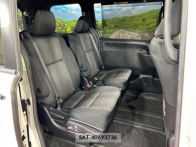 Toyota VOXY 2018-03 8851032-8