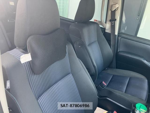 Toyota VOXY 2016-05 8851038-10