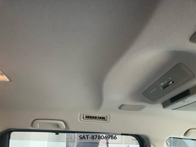 Toyota VOXY 2016-05 8851038-13
