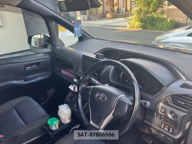 Toyota VOXY 2016-05 8851038-14