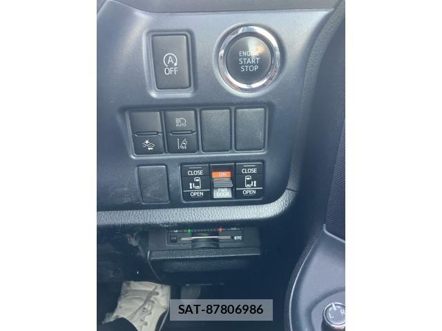 Toyota VOXY 2016-05 8851038-15
