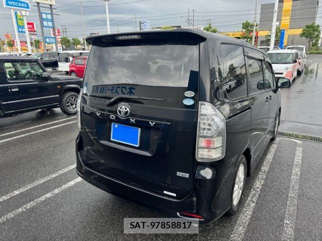 Toyota VOXY 2010-06 8851057-1