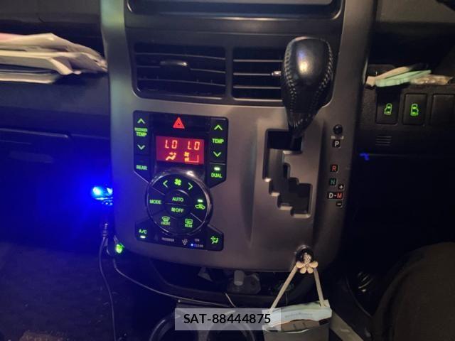 Toyota VOXY 2012-01 8851050-22