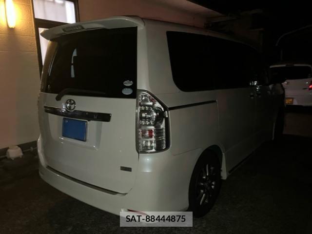 Toyota VOXY 2012-01 8851050-2