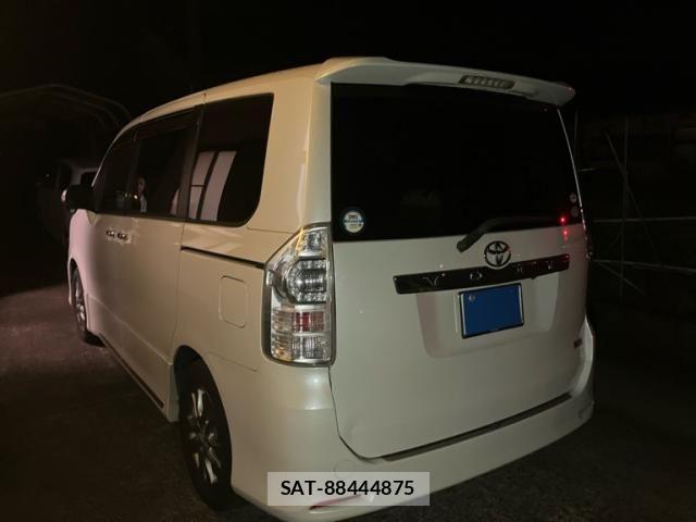 Toyota VOXY 2012-01 8851050-3