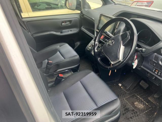 Toyota VOXY 2015-02 8851042-10